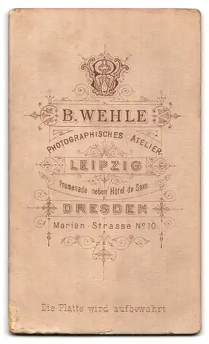 Fotografie B. Wehle, Dresden, Marienstrasse 10, Mädchen mit Spielreif und Blumenkörbchen