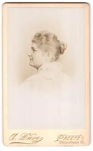 Fotografie A. Duve, Preetz, Mühlenstrasse 88, Junge Frau mit Dutt im Profil