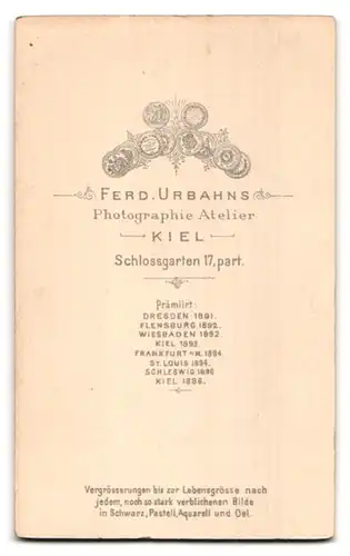 Fotografie F. Urbahns, Kiel, Schlossgarten 17, Kräftiger Herr mit Schnurrbart und Fliege