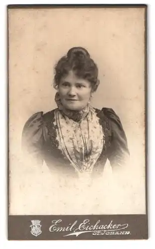 Fotografie Emil Eichacker, St. Johann, Victoriastrasse 4, Junge Frau im verzierten Kleid