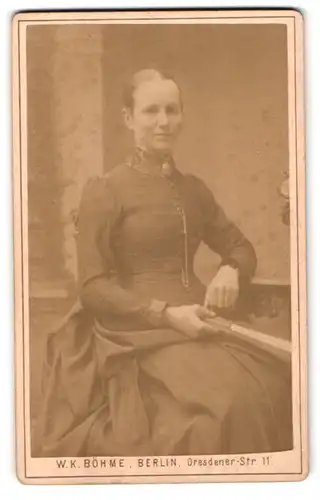 Fotografie W. K. Böhme, Berlin, Dresdner-Strasse 11, Junge Frau im feinen Kleid, mit Fächer