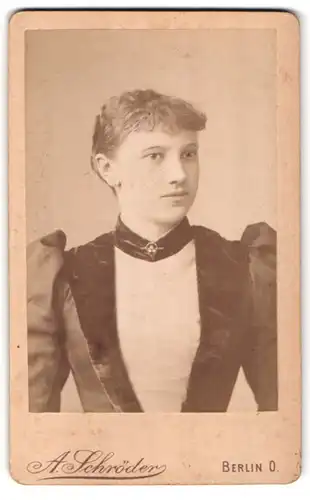 Fotografie A. Schröder, Berlin, Frankfurterstrasse 117, Edel gekleidete junge Frau mit Brosche