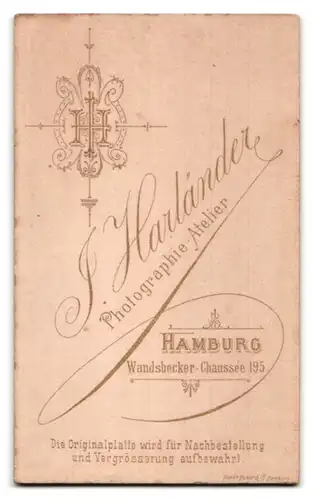 Fotografie I. Harländer, Hamburg, Wandsbecker-Chaussee 195, Edler junger Mann im Anzug, sitzend