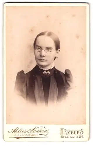 Fotografie Nauhaus, Hamburg, Speersort 24, Mädchen mit Brille und Brosche