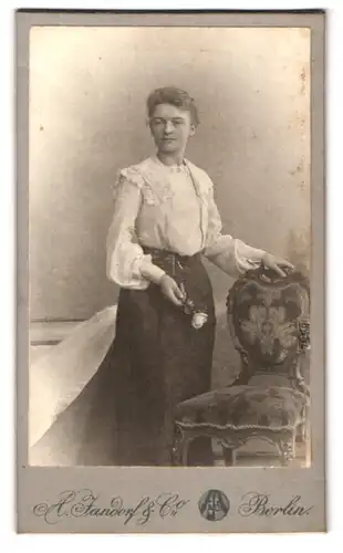 Fotografie A. Jandorf, Berlin, Spittelmarkt 16, Feine junge Dame mit weisser Rose