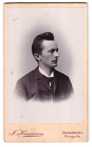 Fotografie I. Hermann, Svendborg, Brogade, Junger Mann im Profil