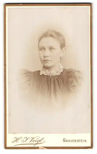 Fotografie H.J. Voigt, Gravenstein, Junges hübsches Mädchen mit Spitzenkragen und Ohrring