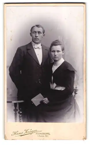 Fotografie Hans Kröger, Flensburg, Holm 12, Fein gekleidetes Ehepaar
