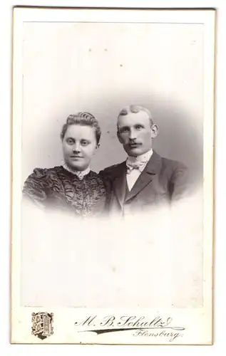 Fotografie M.B. Schultz, Flensburg, Norderhofenden 13, Ehepaar im feinen Zwirn