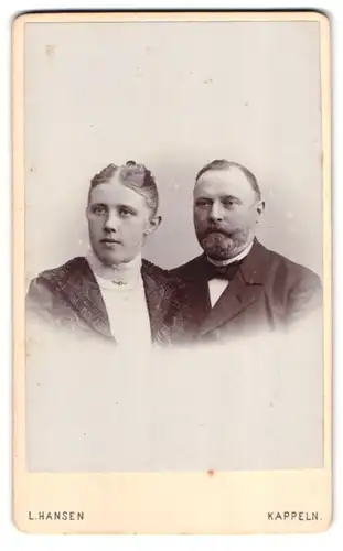 Fotografie L. Hansen, Kappeln, Fein gekleidetes Ehepaar
