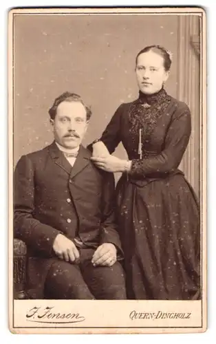 Fotografie J. Jensen, Quern-Dingholz, Ehepaar in edlen Kleidern