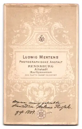 Fotografie Ludwig Mertens, Rendsburg, Am Gymnasium, Junge hübsche Frau im Profil