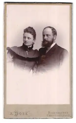 Fotografie A. Dose, Hadersleben, Junges Ehepaar im feinen Zwirn