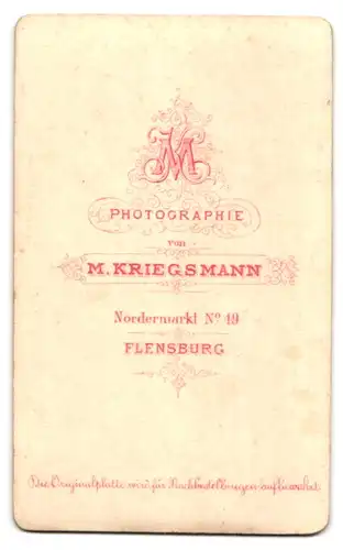 Fotografie M. Kriegsmann, Flensburg, Nordermarkt 49, Bürgerliches Ehepaar im feinen Zwirn