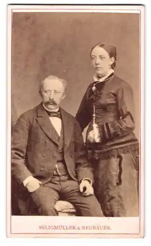Fotografie Seligmüller&Neubauer, Schleswig, Stadtweg 147, Ehepaar in feinen Kleidern