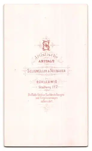 Fotografie Seligmüller&Neubauer, Schleswig, Stadtweg 147, Ehepaar in feinen Kleidern