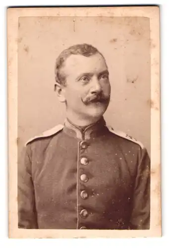 Fotografie Waldemar Renard jr., Kiel, Sophienblatt 18, Soldat in Uniform mit Oberlippenbart