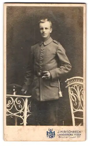 Fotografie J. Hirschbeck, Landsberg a. Lech, Brudergasse 216, Soldat in feldgrauer Uniform mit Portepee