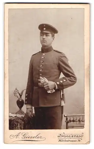Fotografie A. Gieseler, Ingolstadt, Milchstrasse 14, Soldat in Uniform mit Schirmkappe und Bajonett