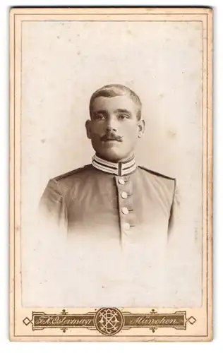 Fotografie F. X. Ostermayer, München, Karlsplatz 6, Soldat in Garde-Uniform