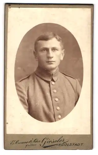 Fotografie E. Sommer & Sohn, Ingolstadt, Milchstrasse 14, Soldat in feldgrauer Uniform