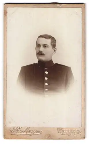 Fotografie H. Menges, Wiesbaden, Kirchgasse 7, Soldat in Uniform