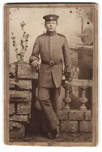 Fotografie Ludwig Heiss, Ingolstadt, Harder-Strasse 108, Soldat in Uniform mit Portepee