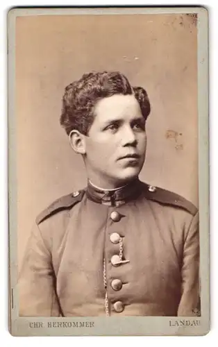 Fotografie Chr. Herkommer, Landau, Königsstrasse 32, Soldat in Uniform