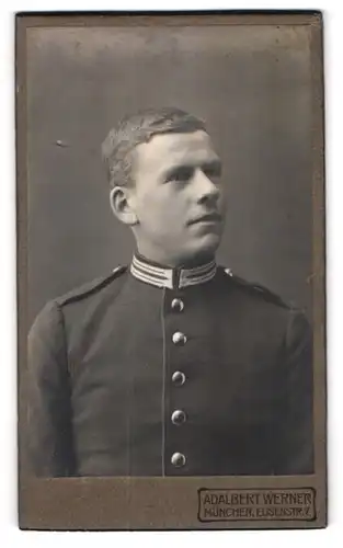 Fotografie Adalbert Werner, München, Elisenstrasse 7, Soldat in Garde-Uniform