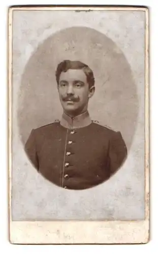 Fotografie unbekannter Fotograf und Ort, Soldat in Uniform