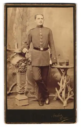 Fotografie Carl Bruère, Metz, Römerstrasse 10, Soldat in Uniform nebst Postament