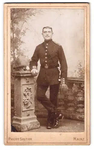 Fotografie Philipp Sautier, Mainz, Gartenfeldstrasse 15, Soldat in Uniform nebst Postament