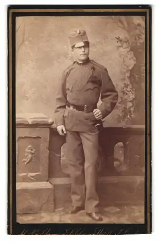 Fotografie Max Balde, Salzburg, Österreichischer Soldat in Uniform mit Bajonett