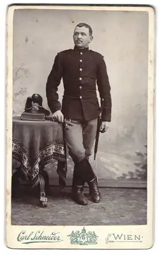 Fotografie Carl Schneider, Wien, Soldat in Uniform mit Helm und Bajonett