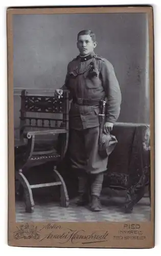 Fotografie Arnold Hirnschrodt, Ried, Soldat in Uniform mit Schützenschnur und Bajonett