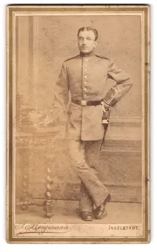 Fotografie F. Bergmann, Ingolstadt, Theresienstrasse 329, Soldat in Uniform mit Bajonett und Portepee nebst Pickelhaube