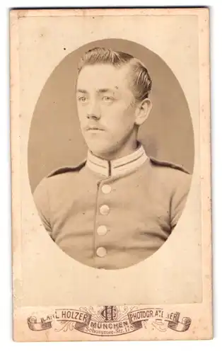Fotografie Carl Holzer, München, Schommer-Strasse 17a, Junger Soldat in Garde-Uniform