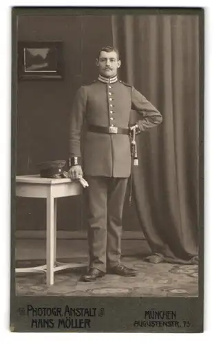 Fotografie Hans Möller, München, Augustenstrasse 75, Soldat in Garde-Uniform mit Portepee