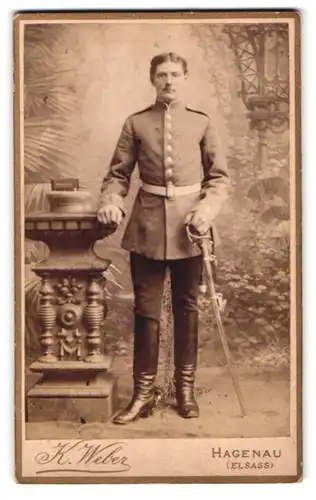 Fotografie K. Weber, Hagenau, Soldat in Uniform mit Säbel