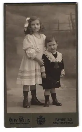 Fotografie Otto Witte, Berlin, Skalitzer-Strasse 54, Kleinkind mit Spitzenkragen und grosser Schwester