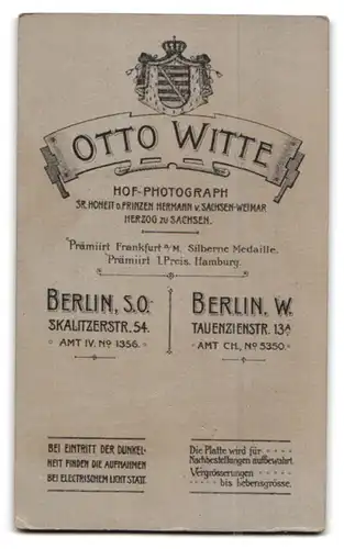Fotografie Otto Witte, Berlin, Skalitzer-Strasse 54, Kleinkind mit Spitzenkragen und grosser Schwester