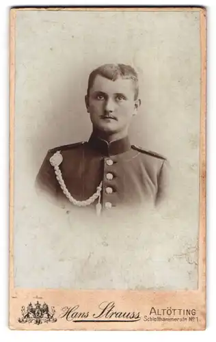 Fotografie Hans Strauss, Altötting, Schlotthammerstrasse 1, Soldat in Uniform mit Schützenschnur