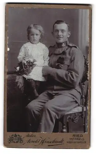 Fotografie Arnold Hirnschrodt, Ried, Glücklicher Soldat in Uniform mit Schützenschnur
