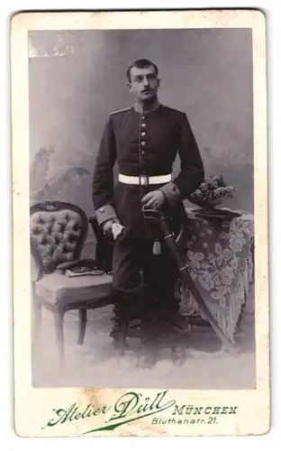 Fotografie Düll, München, Blüthenstrasse 21, Soldat in Uniform mit Säbel