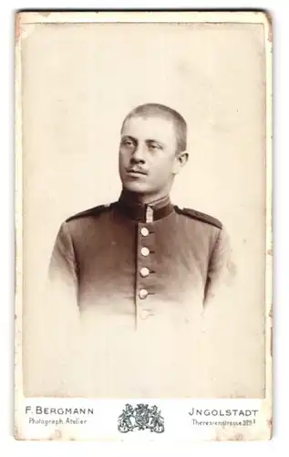 Fotografie F. Bergmann, Ingolstadt, Theresienstrasse 329, Junger Soldat in Uniform