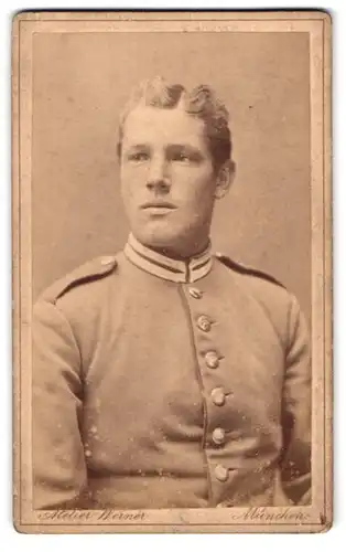 Fotografie Werner, München, Schwanthaler-Strasse 1, Gutaussehender Soldat in Garde-Uniform