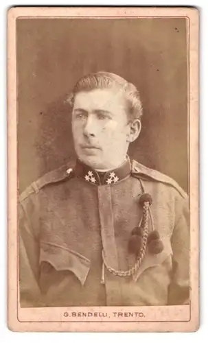 Fotografie G. Bendelli, Trento, Österreichischer Soldat in Uniform mit Schützenschnur