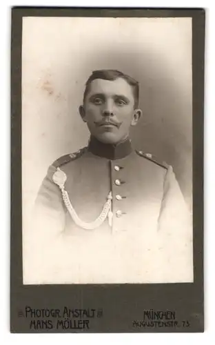 Fotografie Hans Möller, München, Augustenstrasse 75, Soldat in Uniform mit Schützenschnur