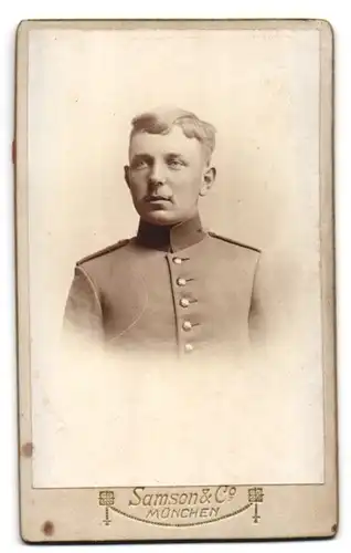 Fotografie Samson & Co., München, Neuhauserstrasse 7, Junger Soldat in Uniform