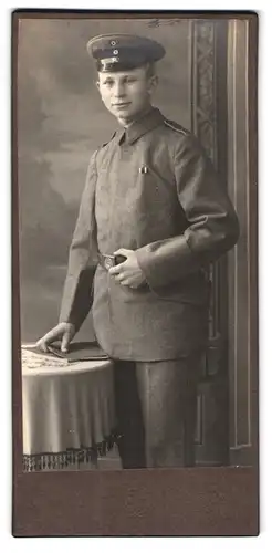 Fotografie unbekannter Fotograf und Ort, Junger Soldat mit Silberblick in Feldgrau